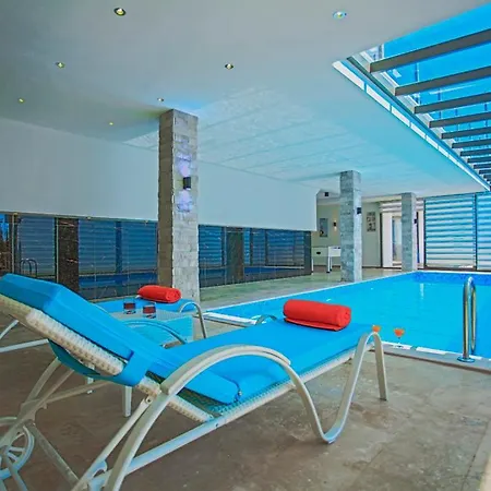 White Smith For 6 With Isolated Pool *